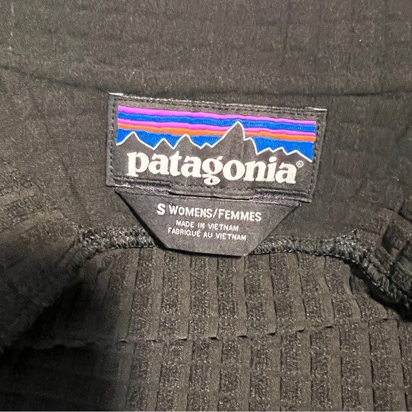 Patagonia s women’s black R1 Tech Face jacket - Picture 6 of 7